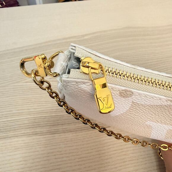 Louis Vuitton Monogram Giant By The Pool Multi Pochette Accessories Brume Small - Picture 10 of 11